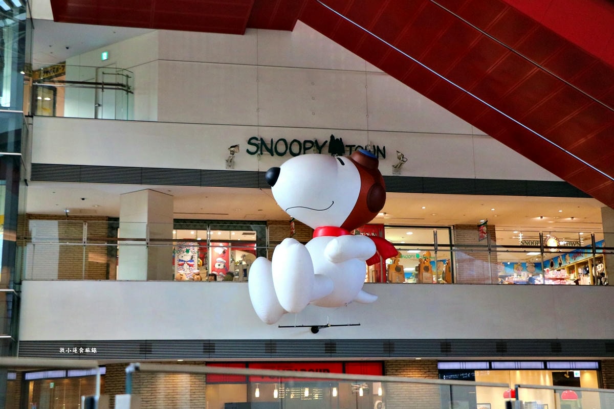 【神奈川橫濱】史努比スヌーピータウンショップ横浜店‧2米高的大型史努比等著你來拍照,唯一穿著水手服的史努比就在橫濱店 - 第2張圖 【神奈川橫濱】史努比スヌーピータウンショップ横浜店‧2米高的大型史努比等著你來拍照,唯一穿著水手服的史努比就在橫濱店