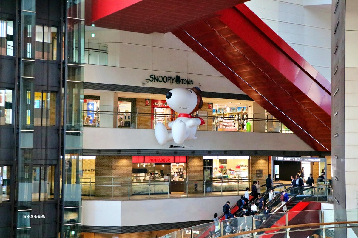 【神奈川橫濱】史努比スヌーピータウンショップ横浜店‧2米高的大型史努比等著你來拍照,唯一穿著水手服的史努比就在橫濱店 - 第1張圖 【神奈川橫濱】史努比スヌーピータウンショップ横浜店‧2米高的大型史努比等著你來拍照,唯一穿著水手服的史努比就在橫濱店