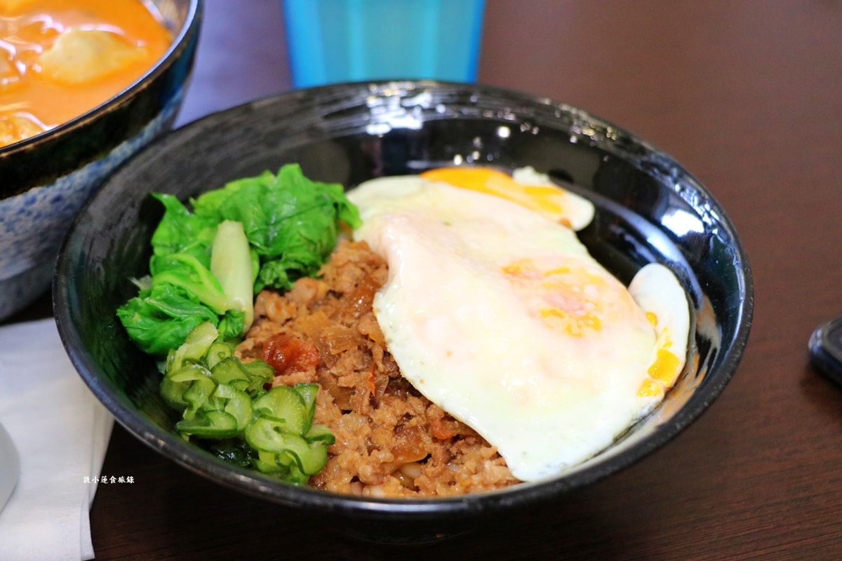 二木麵館 仁武店‧不一樣的風味麵食館，台味打拋豬、南洋叻沙、泰式酸辣，八種湯頭隨意搭配
