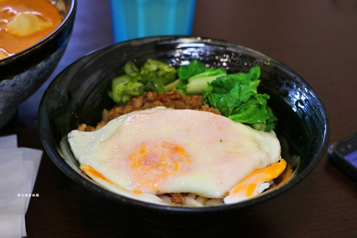 二木麵館 仁武店‧不一樣的風味麵食館，台味打拋豬、南洋叻沙、泰式酸辣，八種湯頭隨意搭配