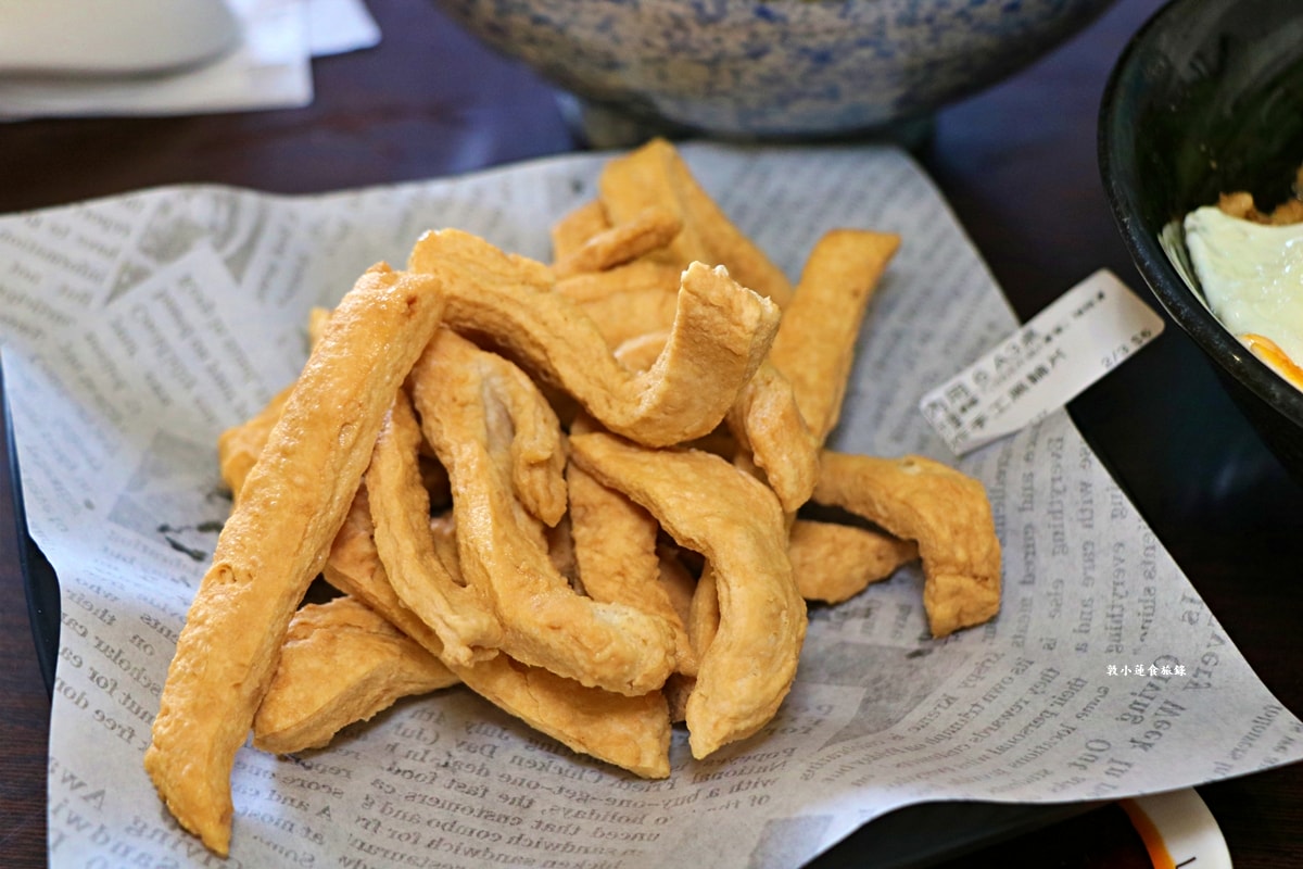 二木麵館 仁武店‧不一樣的風味麵食館，台味打拋豬、南洋叻沙、泰式酸辣，八種湯頭隨意搭配