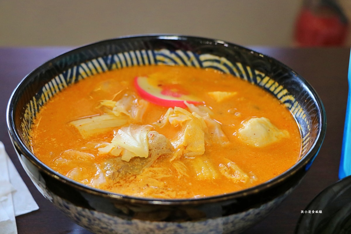 二木麵館 仁武店‧不一樣的風味麵食館，台味打拋豬、南洋叻沙、泰式酸辣，八種湯頭隨意搭配