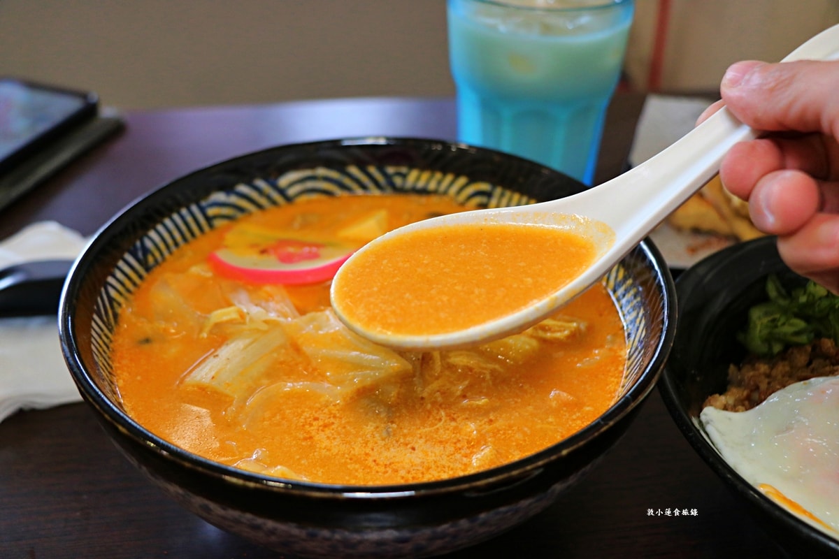 二木麵館 仁武店‧不一樣的風味麵食館，台味打拋豬、南洋叻沙、泰式酸辣，八種湯頭隨意搭配
