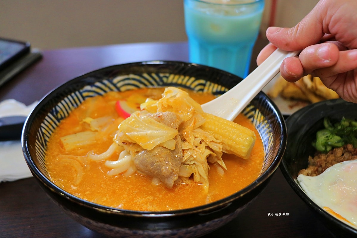 二木麵館 仁武店‧不一樣的風味麵食館，台味打拋豬、南洋叻沙、泰式酸辣，八種湯頭隨意搭配