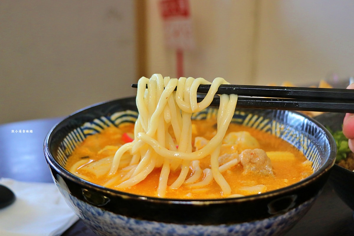 二木麵館 仁武店‧不一樣的風味麵食館，台味打拋豬、南洋叻沙、泰式酸辣，八種湯頭隨意搭配