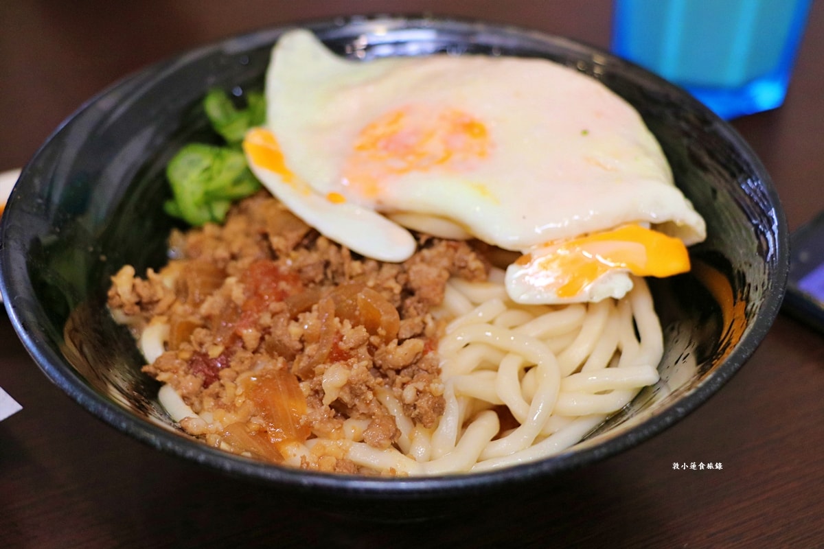 二木麵館 仁武店‧不一樣的風味麵食館，台味打拋豬、南洋叻沙、泰式酸辣，八種湯頭隨意搭配