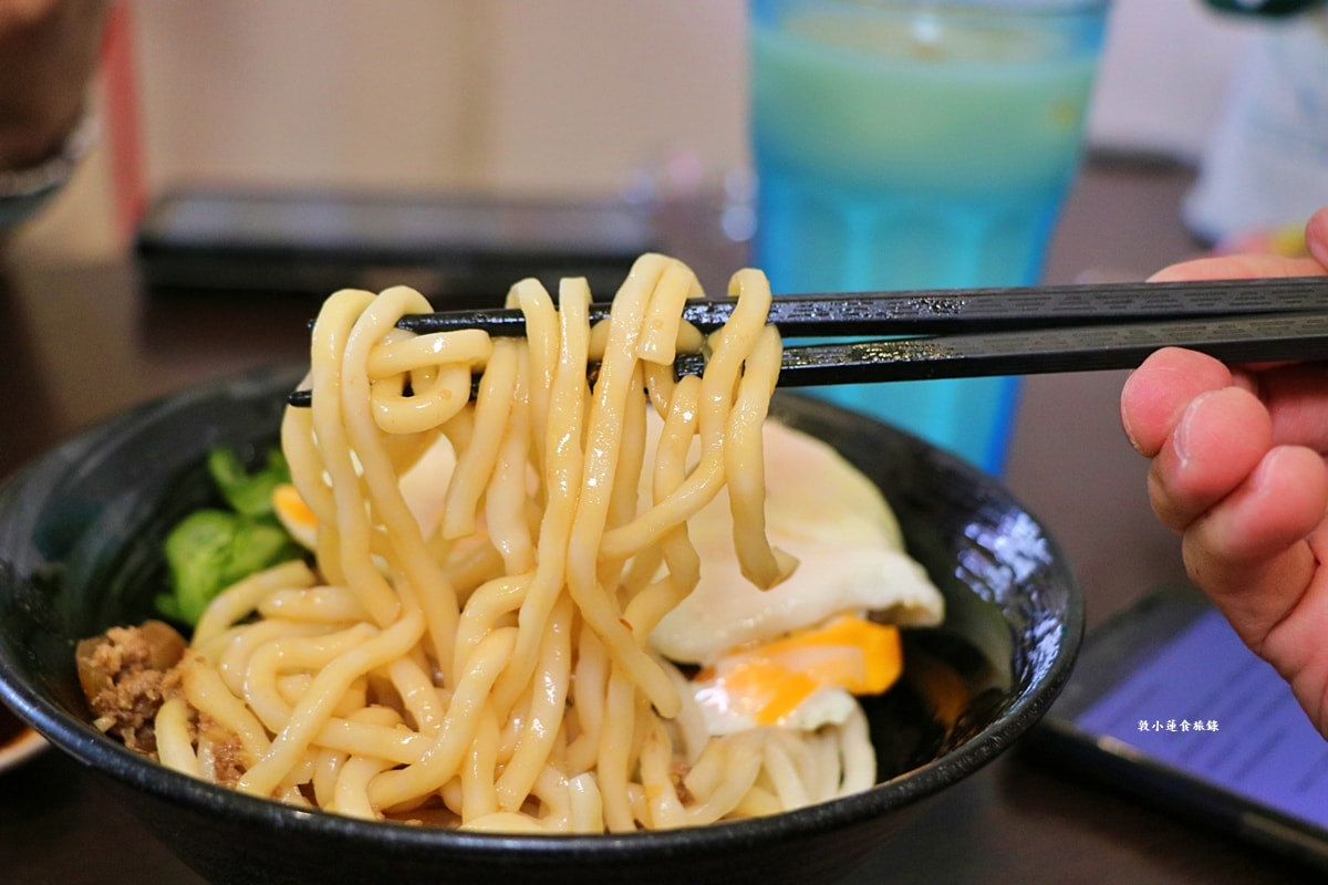 二木麵館 仁武店‧不一樣的風味麵食館，台味打拋豬、南洋叻沙、泰式酸辣，八種湯頭隨意搭配