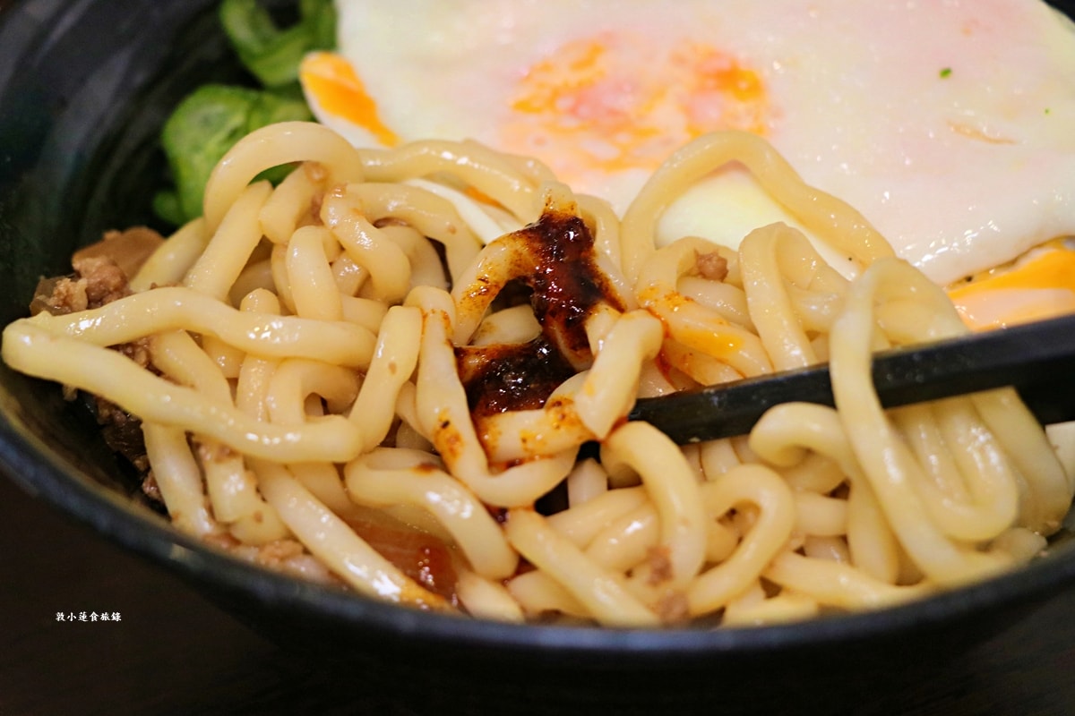 二木麵館 仁武店‧不一樣的風味麵食館，台味打拋豬、南洋叻沙、泰式酸辣，八種湯頭隨意搭配