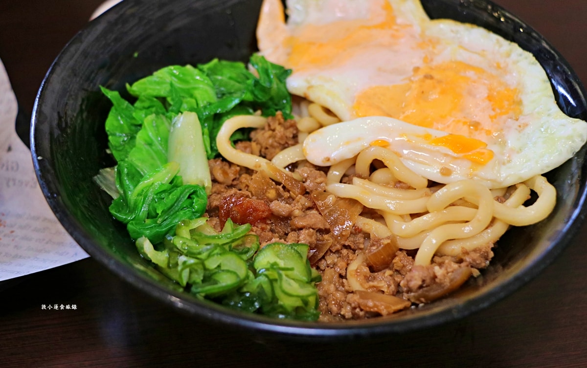 二木麵館 仁武店‧不一樣的風味麵食館，台味打拋豬、南洋叻沙、泰式酸辣，八種湯頭隨意搭配