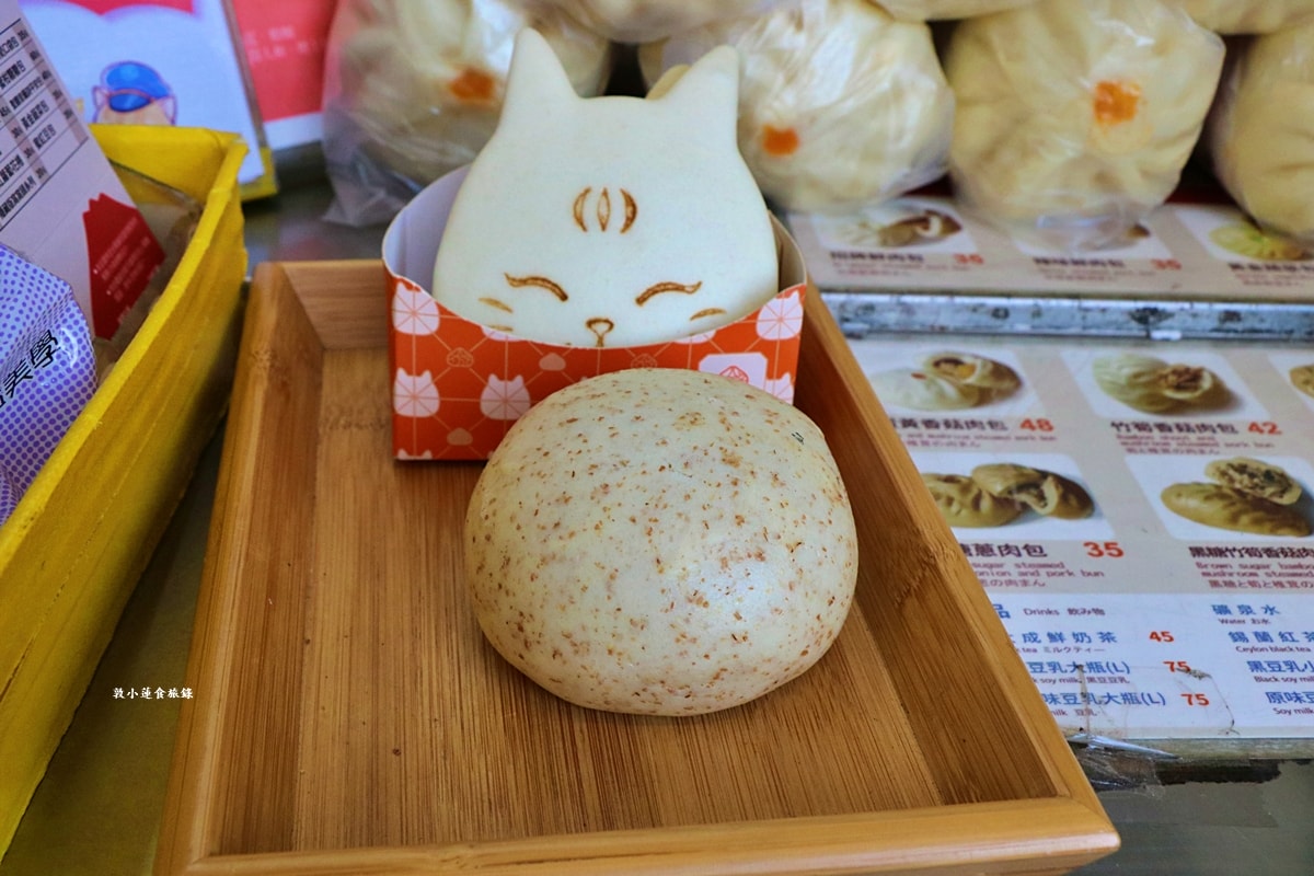 橋頭太成肉包 糖廠店‧三代承傳80年歷史，橋頭捷運出口處必買伴手禮，柑仔蜜口袋包限量販售