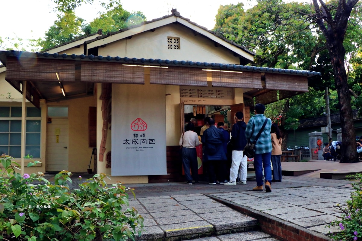 橋頭太成肉包 糖廠店‧三代承傳80年歷史，橋頭捷運出口處必買伴手禮，柑仔蜜口袋包限量販售