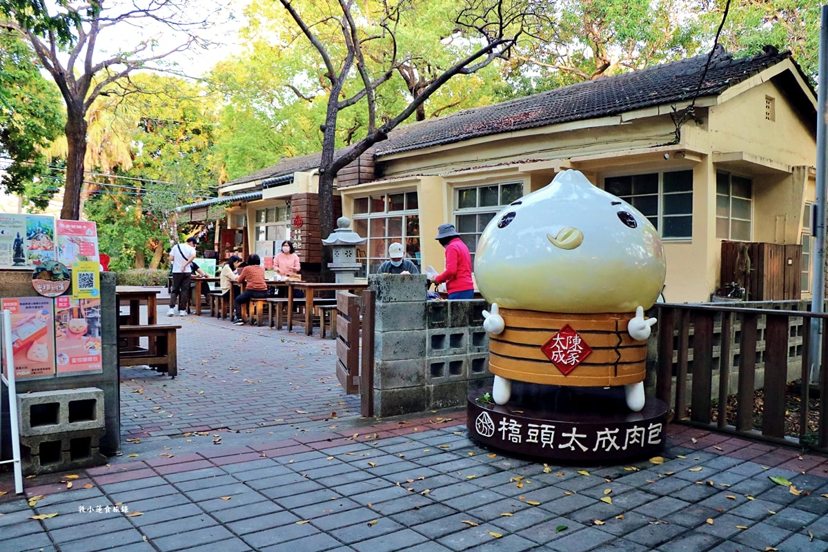 橋頭太成肉包 糖廠店‧三代承傳80年歷史，橋頭捷運出口處必買伴手禮，柑仔蜜口袋包限量販售