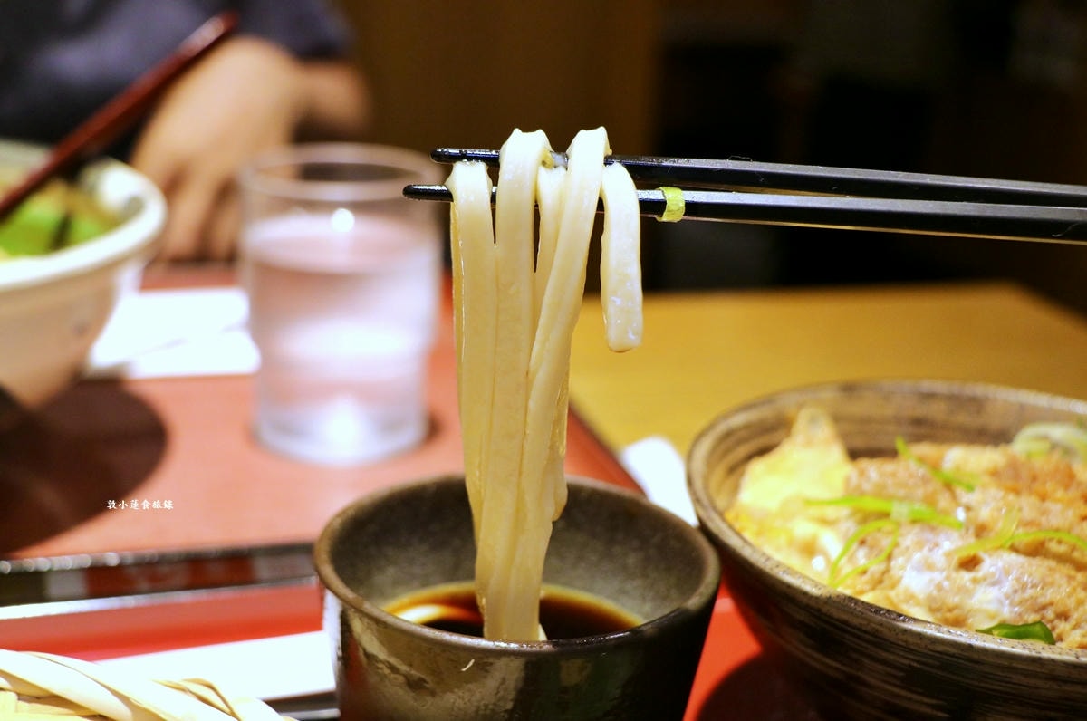 【神奈川橫濱】杵屋 橫濱ポルタ店‧傳統手工讚岐烏龍麵,關西風味湯底濃郁,讚岐烏龍麵冷吃Q勁,熱泡軟度適中 - 第17張圖 【神奈川橫濱】杵屋 橫濱ポルタ店‧傳統手工讚岐烏龍麵,關西風味湯底濃郁,讚岐烏龍麵冷吃Q勁,熱泡軟度適中