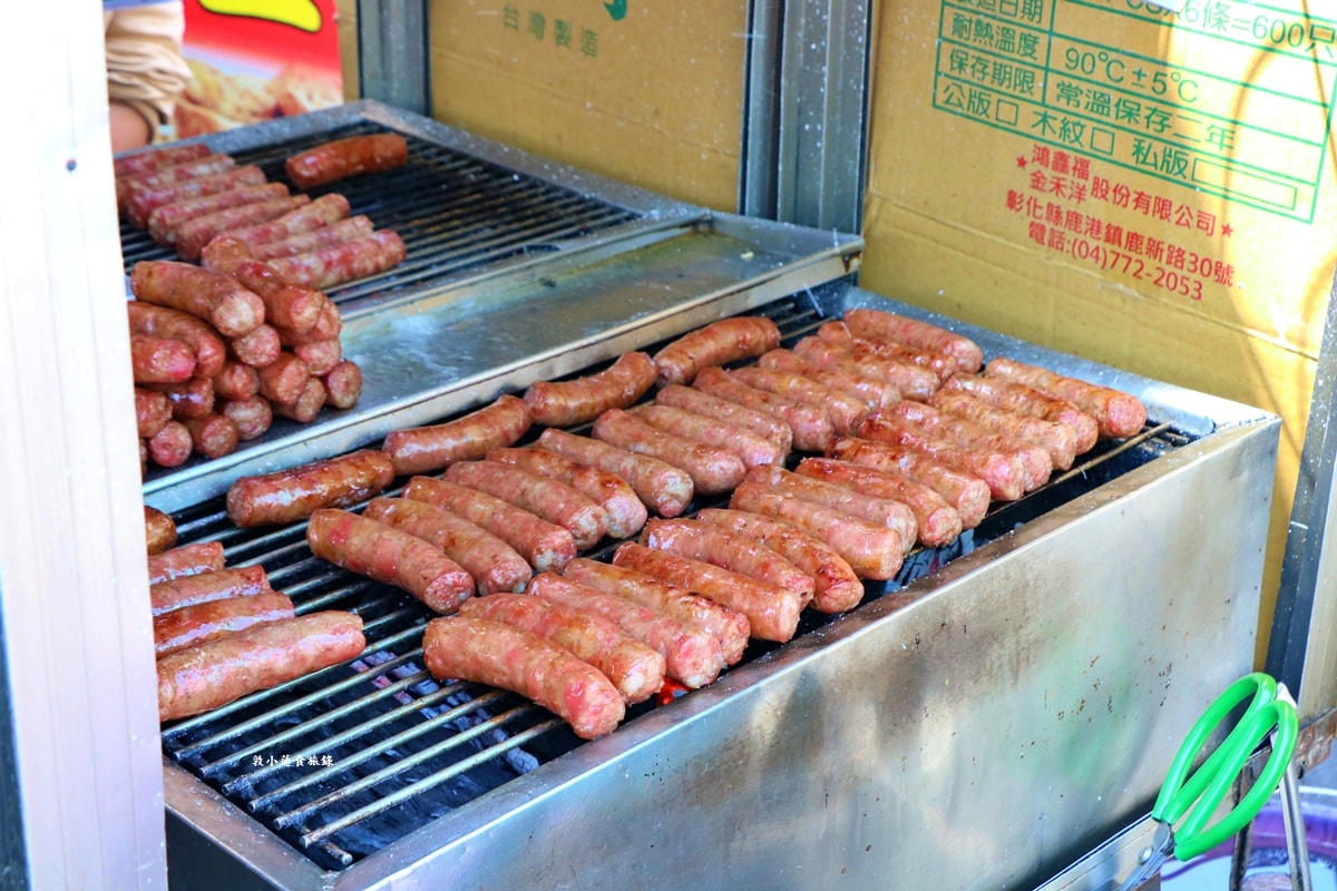 蚵仔寮陳記高梁黑豬肉香腸‧蚵仔寮超夯人氣排隊美食，純手工皇帝豆、花生大腸，高梁黑豬肉香腸濃郁帶勁