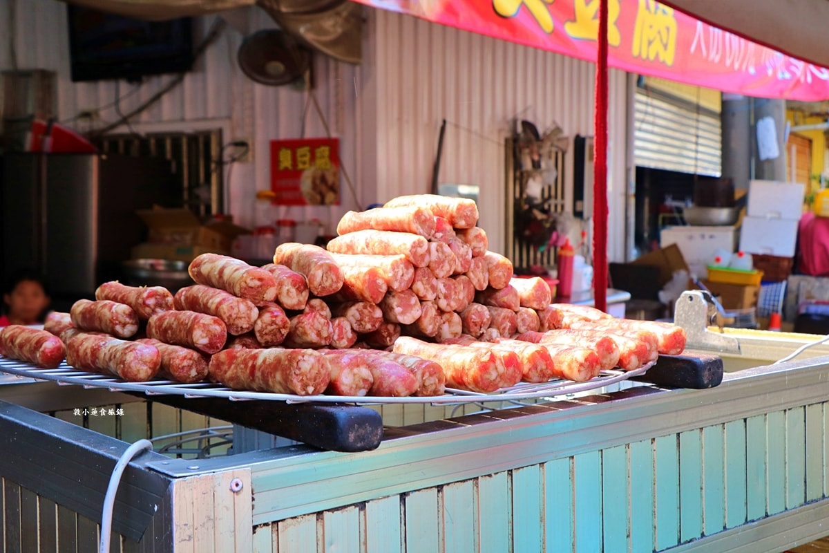 蚵仔寮陳記高梁黑豬肉香腸‧蚵仔寮超夯人氣排隊美食，純手工皇帝豆、花生大腸，高梁黑豬肉香腸濃郁帶勁