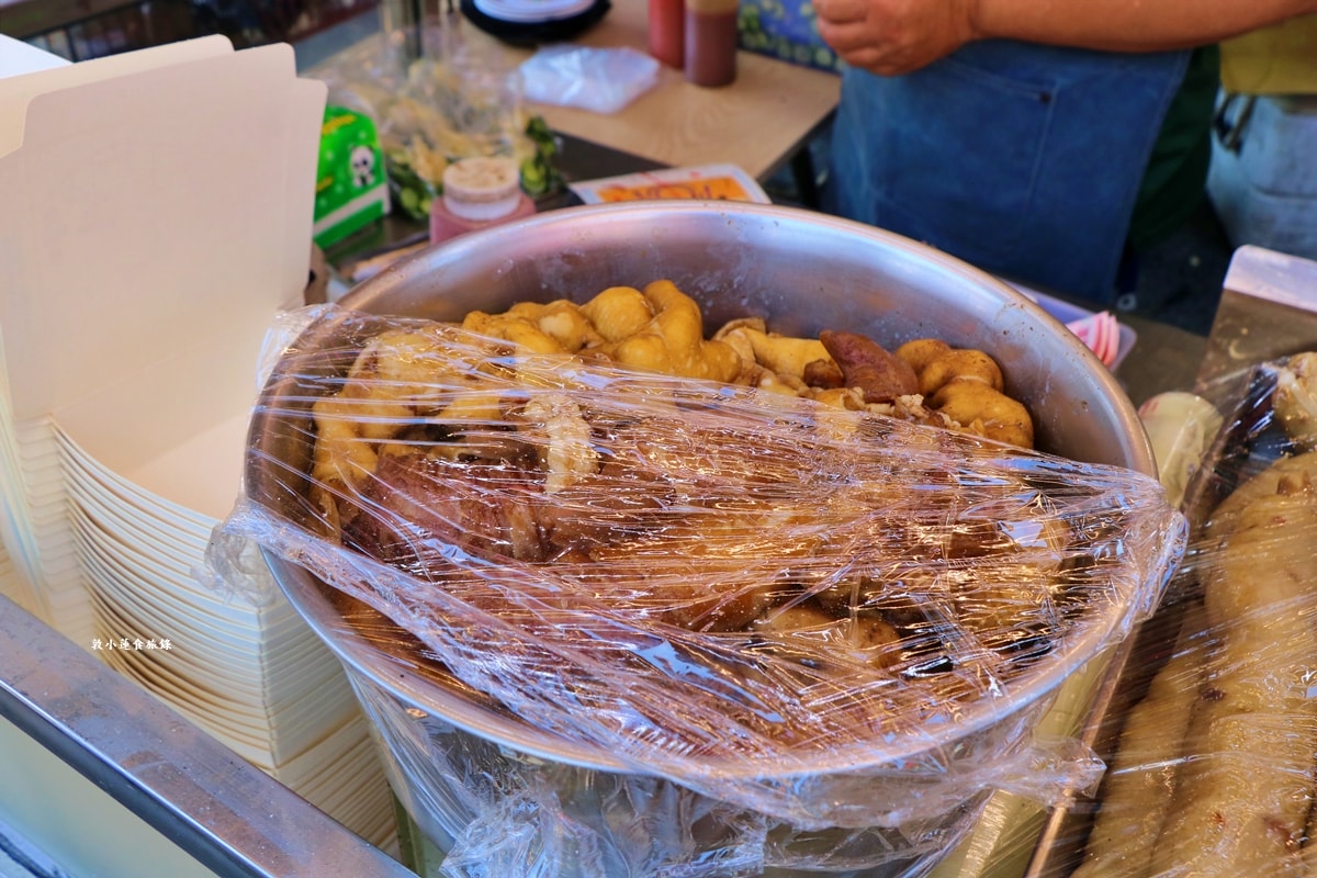 蚵仔寮陳記高梁黑豬肉香腸‧蚵仔寮超夯人氣排隊美食，純手工皇帝豆、花生大腸，高梁黑豬肉香腸濃郁帶勁