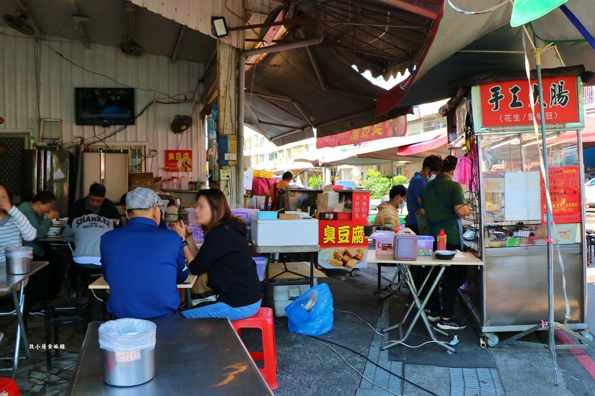 蚵仔寮陳記高梁黑豬肉香腸‧蚵仔寮超夯人氣排隊美食，純手工皇帝豆、花生大腸，高梁黑豬肉香腸濃郁帶勁