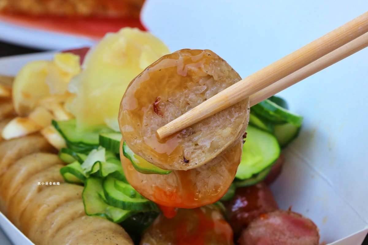 蚵仔寮陳記高梁黑豬肉香腸‧蚵仔寮超夯人氣排隊美食，純手工皇帝豆、花生大腸，高梁黑豬肉香腸濃郁帶勁