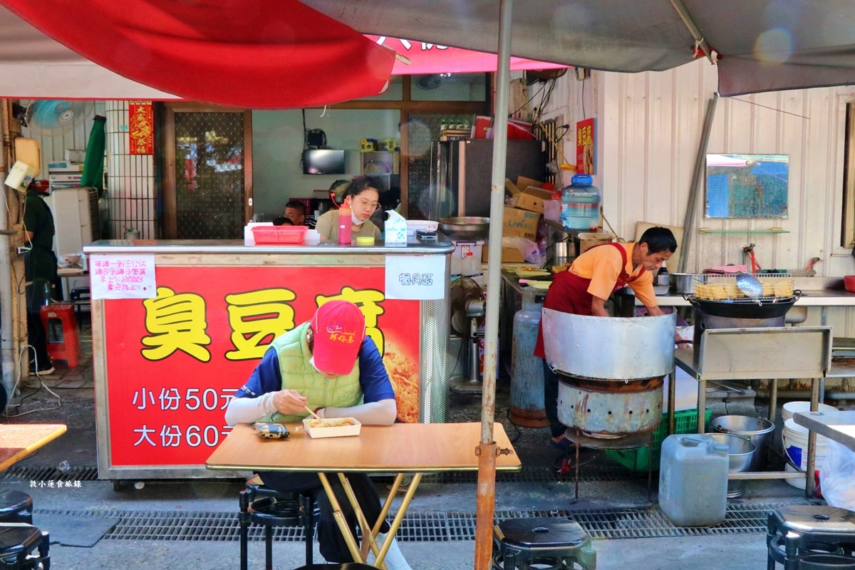 蚵仔寮陳記高梁黑豬肉香腸‧蚵仔寮超夯人氣排隊美食，純手工皇帝豆、花生大腸，高梁黑豬肉香腸濃郁帶勁