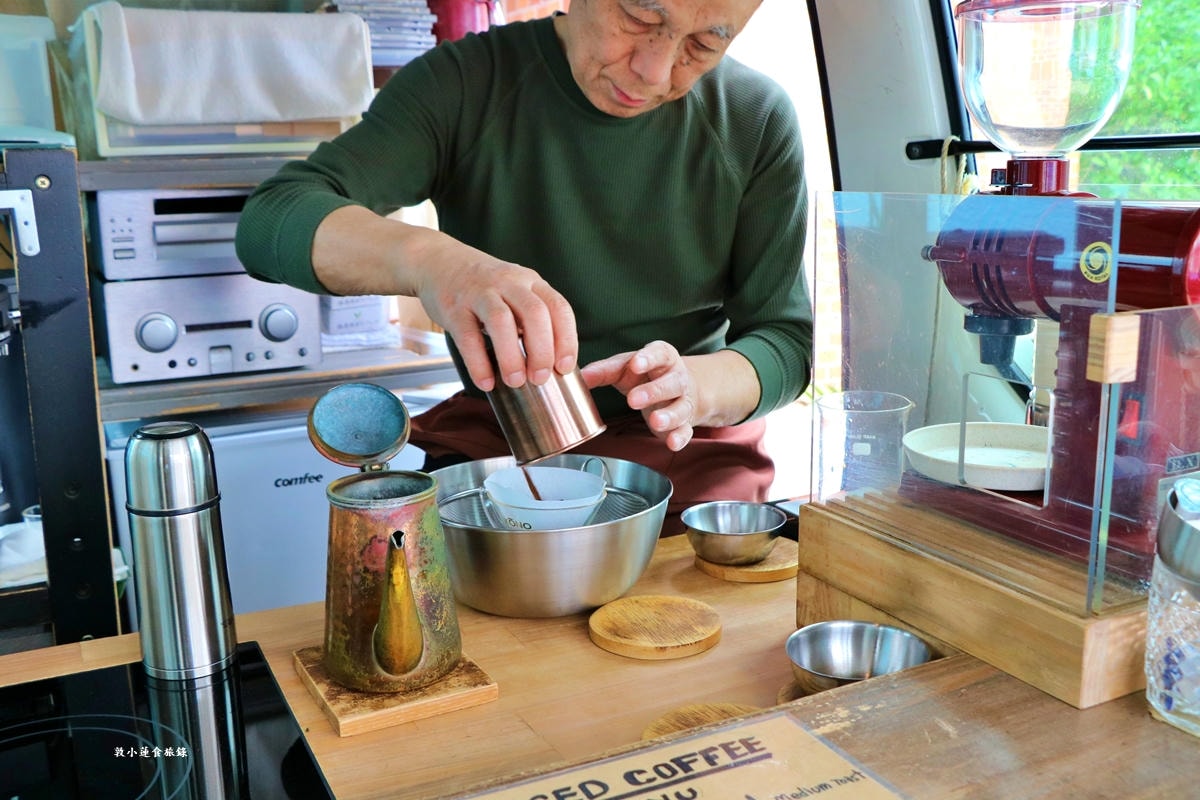 【神奈川鎌倉】Idobata Coffee‧隱藏在鎌倉的咖啡店idobata，貨車改造成咖啡攤，現磨豆子手沖咖啡