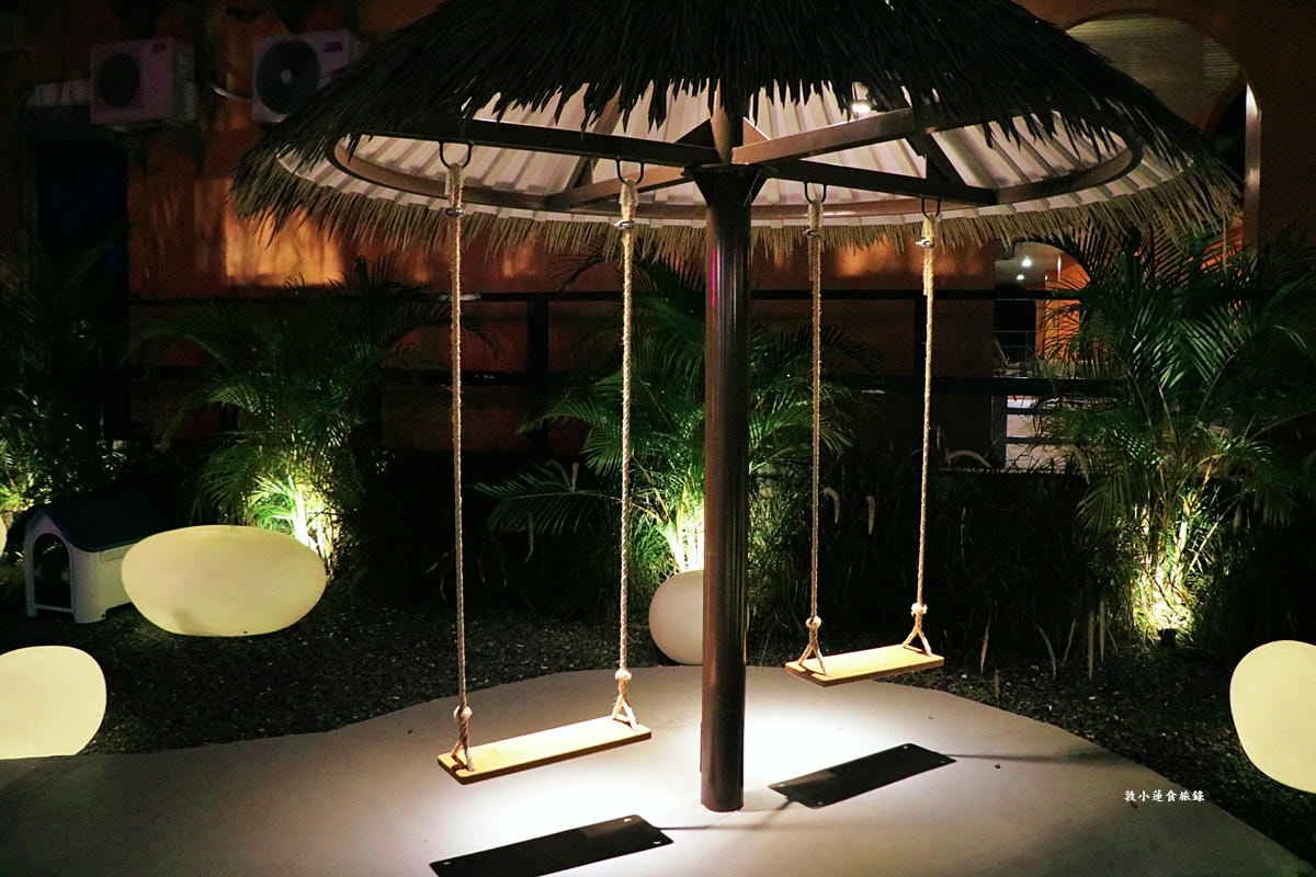 史奇波酒館 Skipper Bar&Kitchen‧新開幕小琉球首間水母酒吧!!夜間光庭,白色圓弧水中座位,小琉球最潮酒吧!! - 第18張圖 史奇波酒館 Skipper Bar&Kitchen‧新開幕小琉球首間水母酒吧!!夜間光庭,白色圓弧水中座位,小琉球最潮酒吧!!