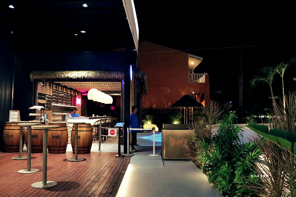 史奇波酒館 Skipper Bar&Kitchen‧新開幕小琉球首間水母酒吧!!夜間光庭,白色圓弧水中座位,小琉球最潮酒吧!! - 第2張圖 史奇波酒館 Skipper Bar&Kitchen‧新開幕小琉球首間水母酒吧!!夜間光庭,白色圓弧水中座位,小琉球最潮酒吧!!