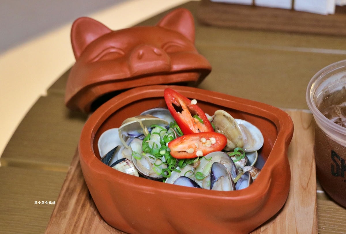 史奇波酒館 Skipper Bar&Kitchen‧新開幕小琉球首間水母酒吧!!夜間光庭,白色圓弧水中座位,小琉球最潮酒吧!! - 第8張圖 史奇波酒館 Skipper Bar&Kitchen‧新開幕小琉球首間水母酒吧!!夜間光庭,白色圓弧水中座位,小琉球最潮酒吧!!