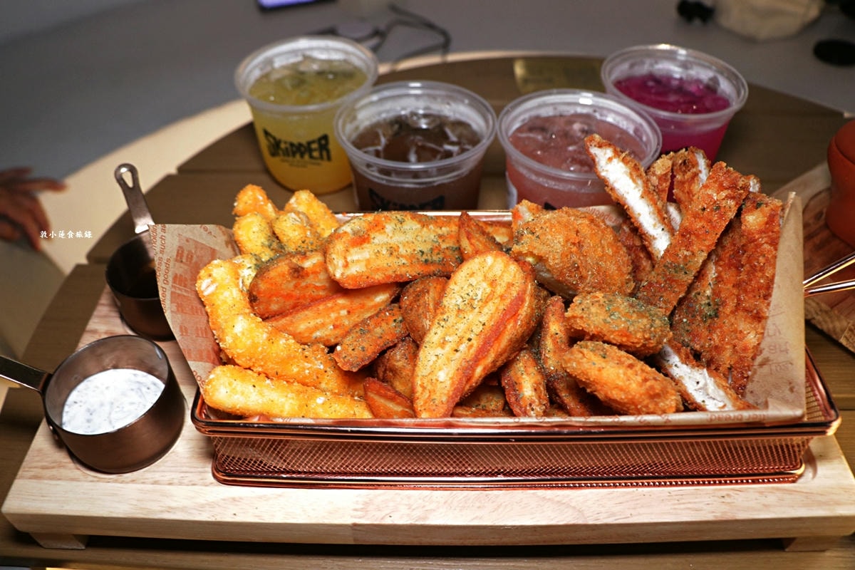史奇波酒館 Skipper Bar&Kitchen‧新開幕小琉球首間水母酒吧!!夜間光庭,白色圓弧水中座位,小琉球最潮酒吧!! - 第9張圖 史奇波酒館 Skipper Bar&Kitchen‧新開幕小琉球首間水母酒吧!!夜間光庭,白色圓弧水中座位,小琉球最潮酒吧!!