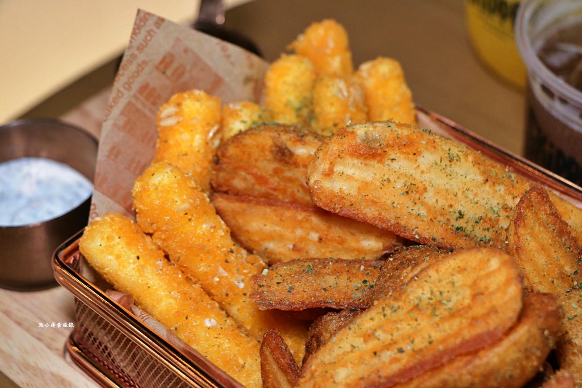 史奇波酒館 Skipper Bar&Kitchen‧新開幕小琉球首間水母酒吧!!夜間光庭,白色圓弧水中座位,小琉球最潮酒吧!! - 第11張圖 史奇波酒館 Skipper Bar&Kitchen‧新開幕小琉球首間水母酒吧!!夜間光庭,白色圓弧水中座位,小琉球最潮酒吧!!