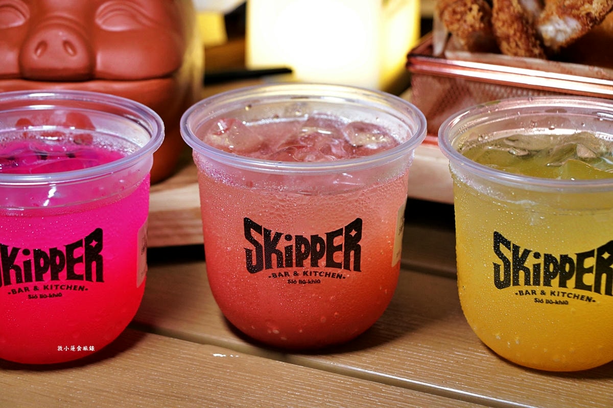 史奇波酒館 Skipper Bar&Kitchen‧新開幕小琉球首間水母酒吧!!夜間光庭,白色圓弧水中座位,小琉球最潮酒吧!! - 第14張圖 史奇波酒館 Skipper Bar&Kitchen‧新開幕小琉球首間水母酒吧!!夜間光庭,白色圓弧水中座位,小琉球最潮酒吧!!
