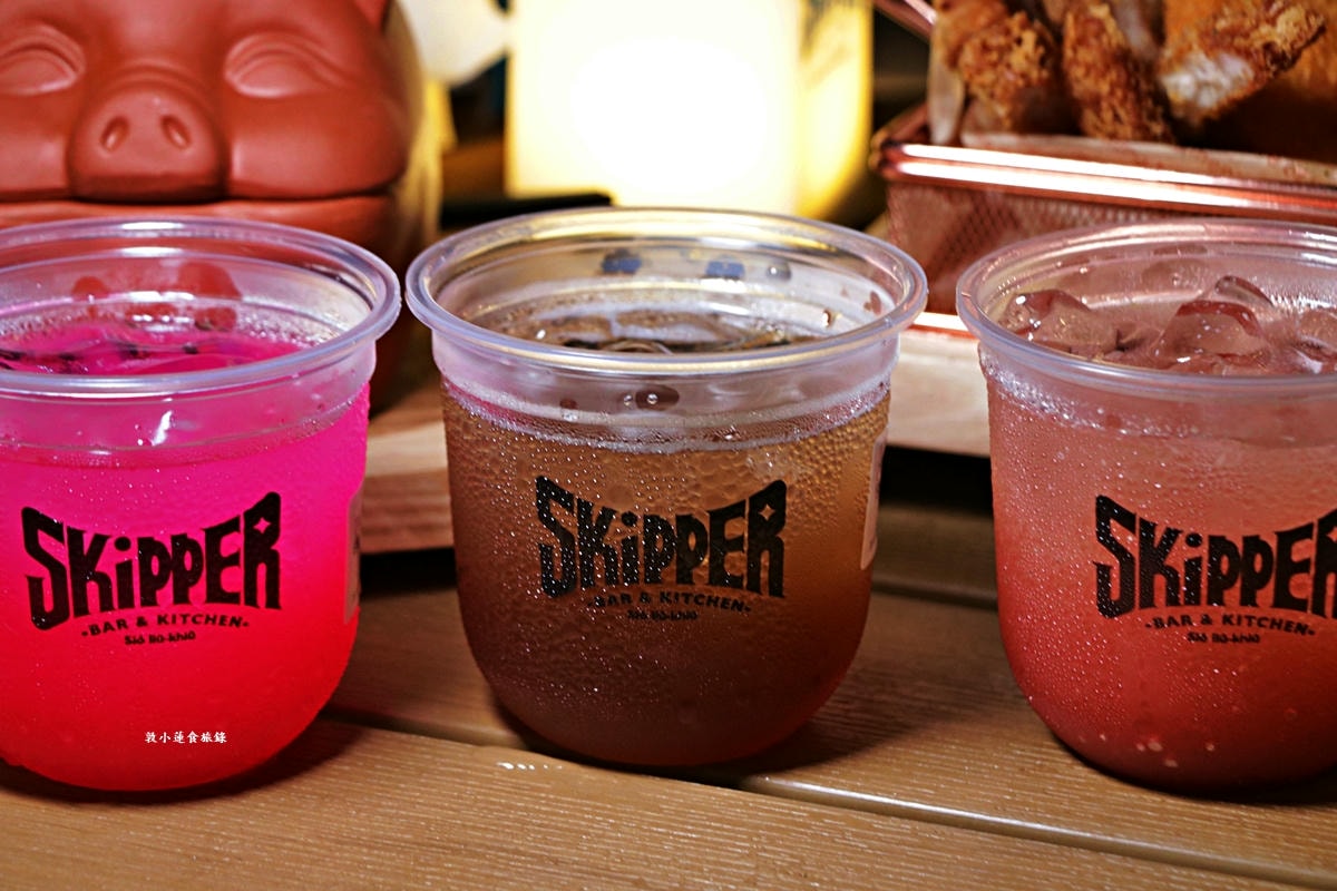 史奇波酒館 Skipper Bar&Kitchen‧新開幕小琉球首間水母酒吧!!夜間光庭,白色圓弧水中座位,小琉球最潮酒吧!! - 第16張圖 史奇波酒館 Skipper Bar&Kitchen‧新開幕小琉球首間水母酒吧!!夜間光庭,白色圓弧水中座位,小琉球最潮酒吧!!