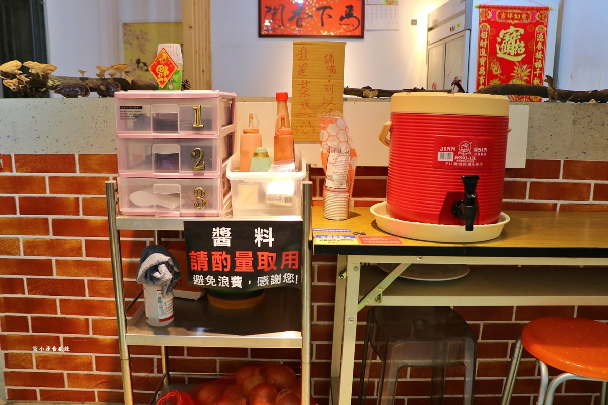 灶咖小吃 味媽媽灶咖小吃‧漁池在地小吃，環境清幽口味偏清淡，重口味者別錯過椒麻皮蛋醬拌麵、飯