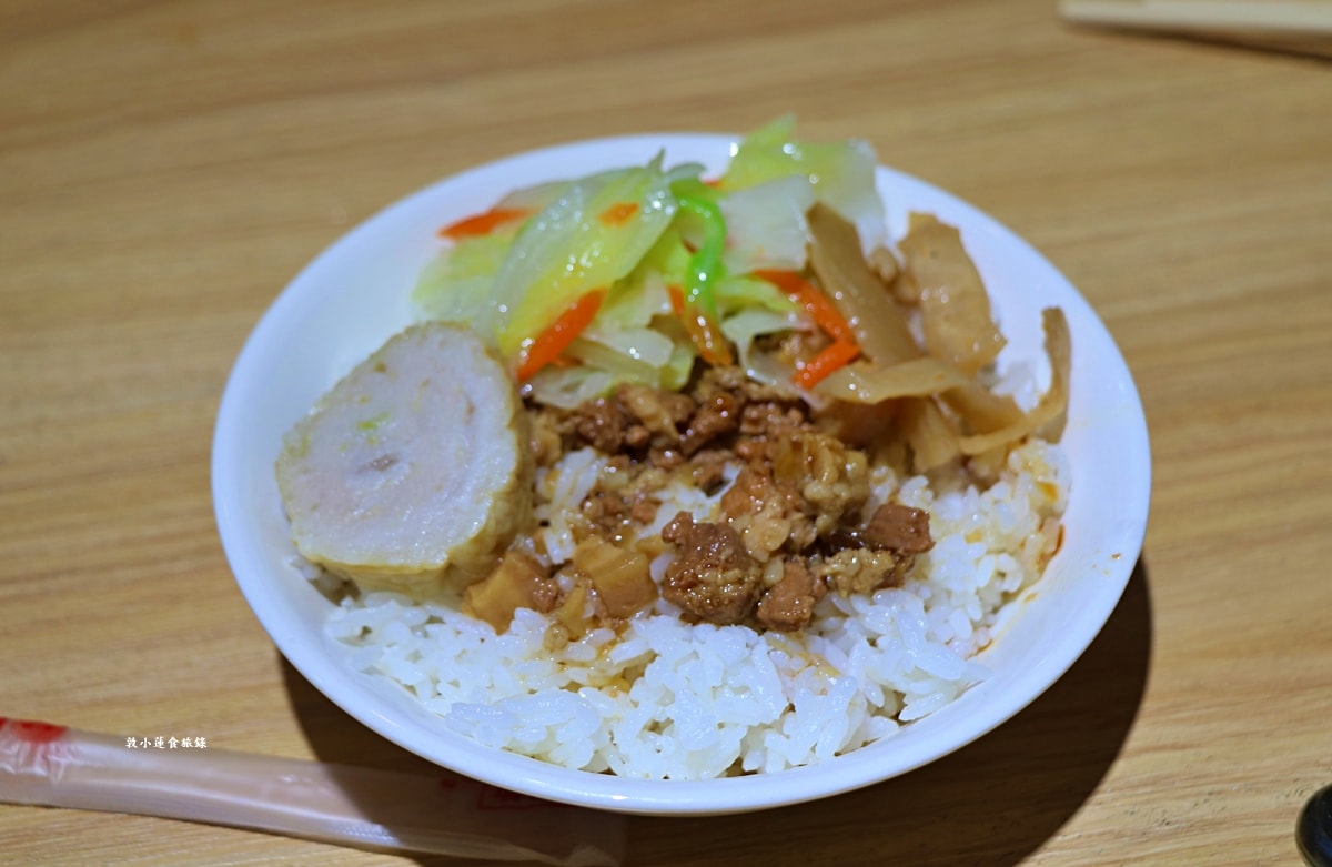 灶咖小吃 味媽媽灶咖小吃‧漁池在地小吃，環境清幽口味偏清淡，重口味者別錯過椒麻皮蛋醬拌麵、飯