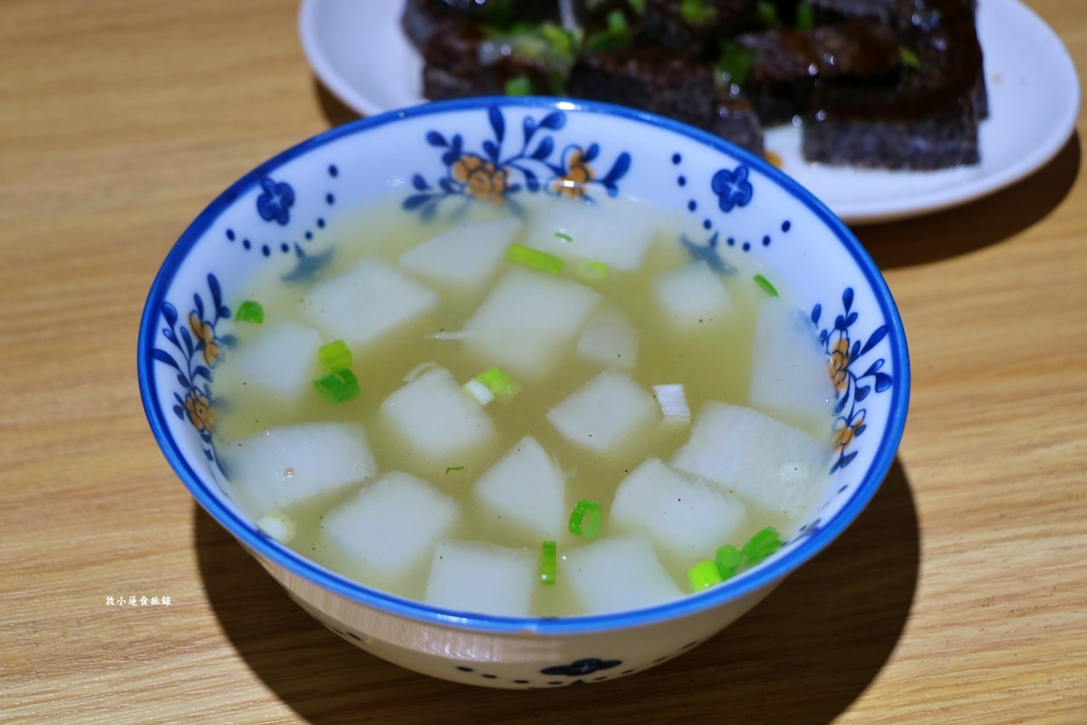灶咖小吃 味媽媽灶咖小吃‧漁池在地小吃，環境清幽口味偏清淡，重口味者別錯過椒麻皮蛋醬拌麵、飯