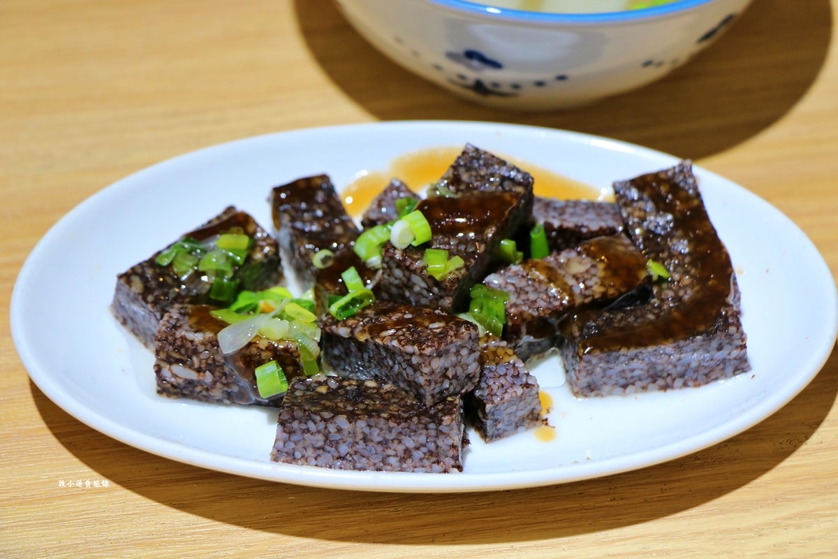 灶咖小吃 味媽媽灶咖小吃‧漁池在地小吃，環境清幽口味偏清淡，重口味者別錯過椒麻皮蛋醬拌麵、飯