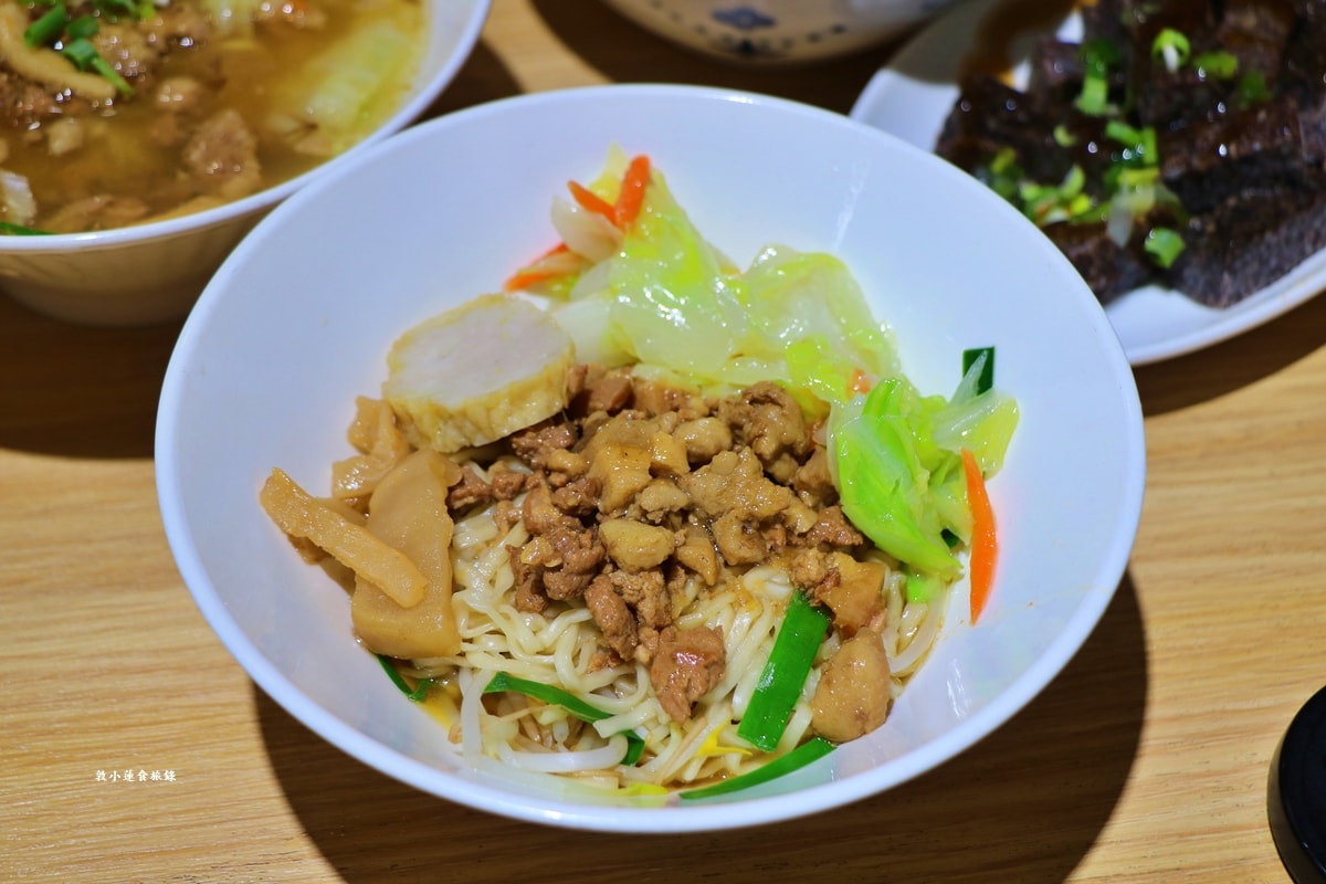 灶咖小吃 味媽媽灶咖小吃‧漁池在地小吃，環境清幽口味偏清淡，重口味者別錯過椒麻皮蛋醬拌麵、飯