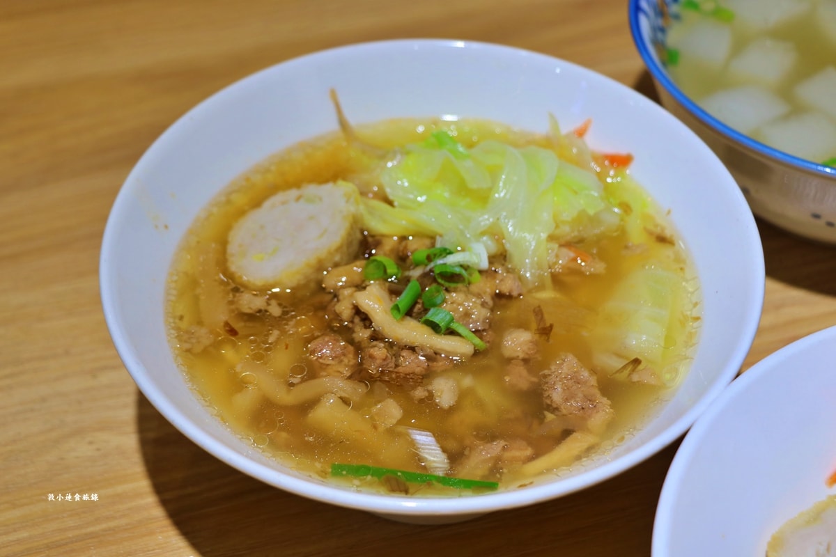 灶咖小吃 味媽媽灶咖小吃‧漁池在地小吃，環境清幽口味偏清淡，重口味者別錯過椒麻皮蛋醬拌麵、飯
