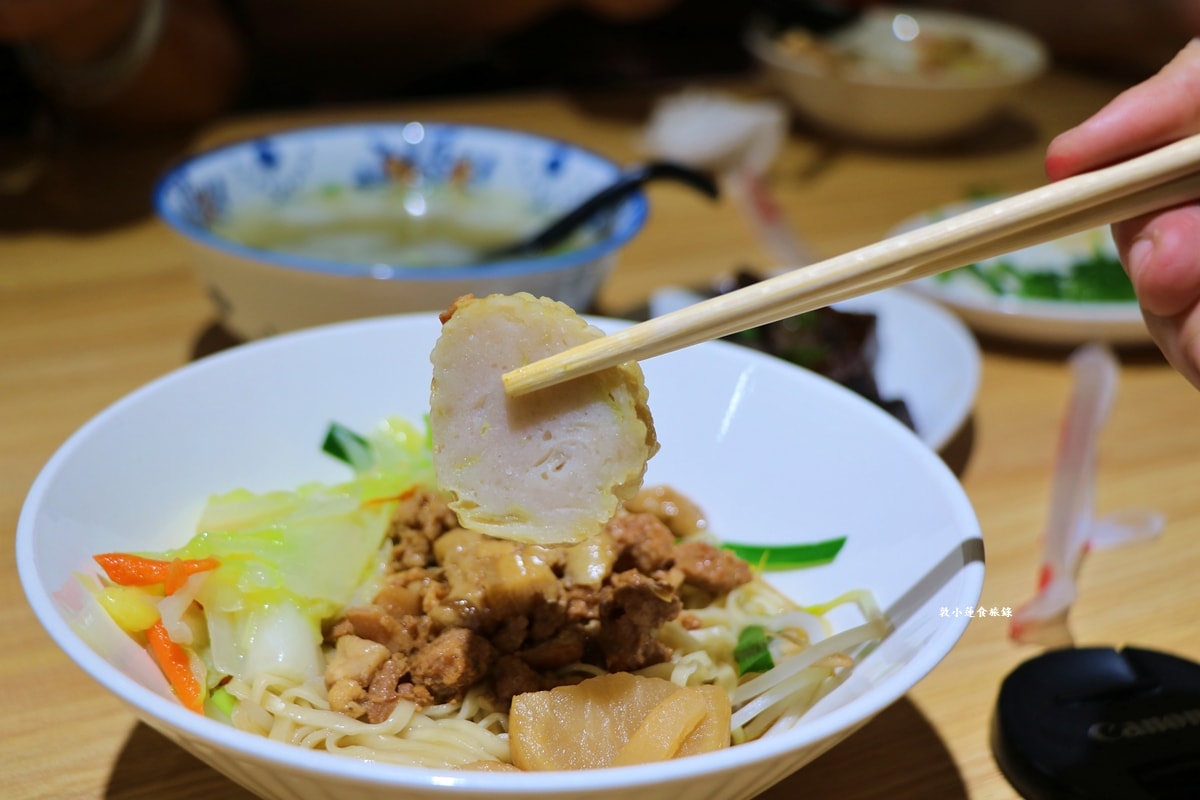 灶咖小吃 味媽媽灶咖小吃‧漁池在地小吃，環境清幽口味偏清淡，重口味者別錯過椒麻皮蛋醬拌麵、飯