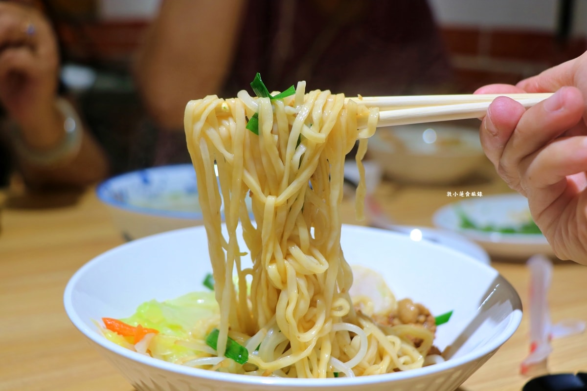 灶咖小吃 味媽媽灶咖小吃‧漁池在地小吃，環境清幽口味偏清淡，重口味者別錯過椒麻皮蛋醬拌麵、飯