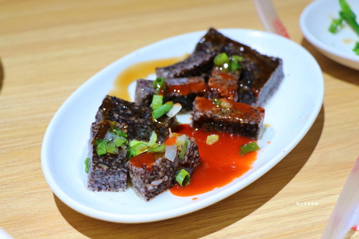 灶咖小吃 味媽媽灶咖小吃‧漁池在地小吃，環境清幽口味偏清淡，重口味者別錯過椒麻皮蛋醬拌麵、飯