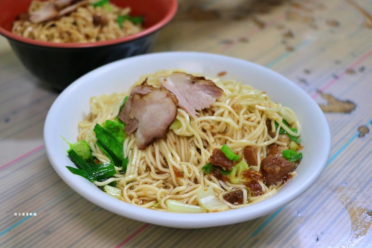 仁武汕頭麵古早味飯麵食館‧最傳統的古早味麵館，汕頭麵軟Q份量足，鹽水意麵鹹香滑順超帶勁