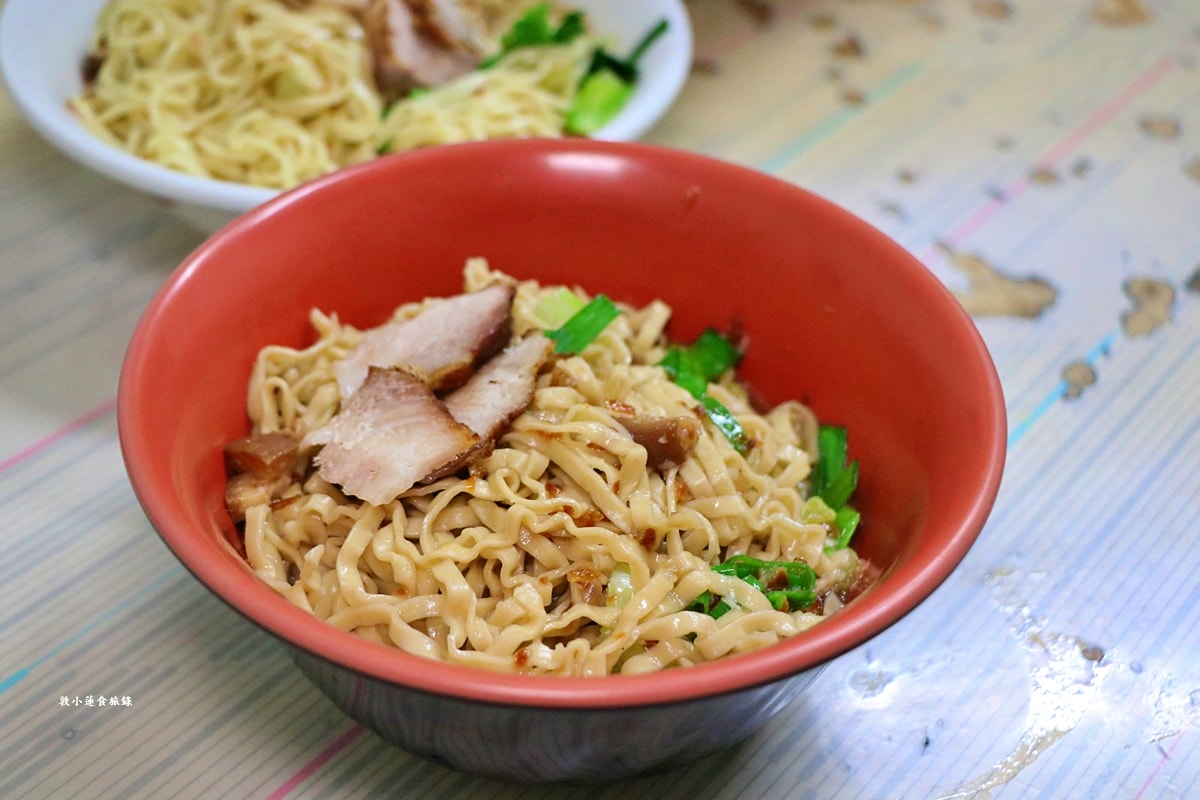 仁武汕頭麵古早味飯麵食館‧最傳統的古早味麵館，汕頭麵軟Q份量足，鹽水意麵鹹香滑順超帶勁