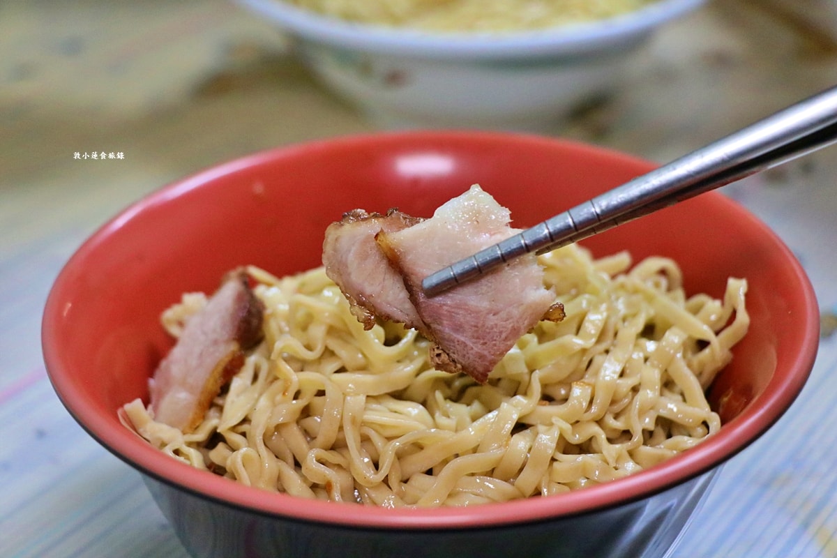 仁武汕頭麵古早味飯麵食館‧最傳統的古早味麵館，汕頭麵軟Q份量足，鹽水意麵鹹香滑順超帶勁