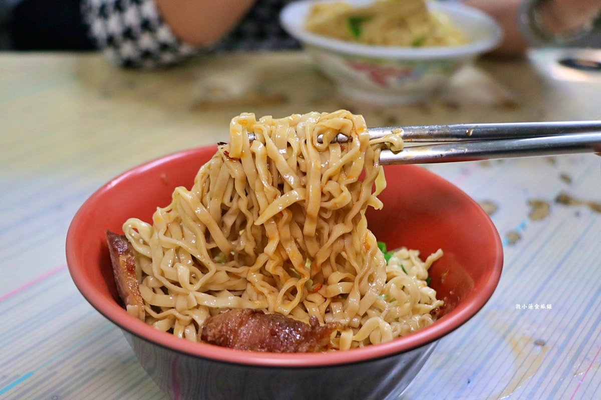 仁武汕頭麵古早味飯麵食館‧最傳統的古早味麵館，汕頭麵軟Q份量足，鹽水意麵鹹香滑順超帶勁