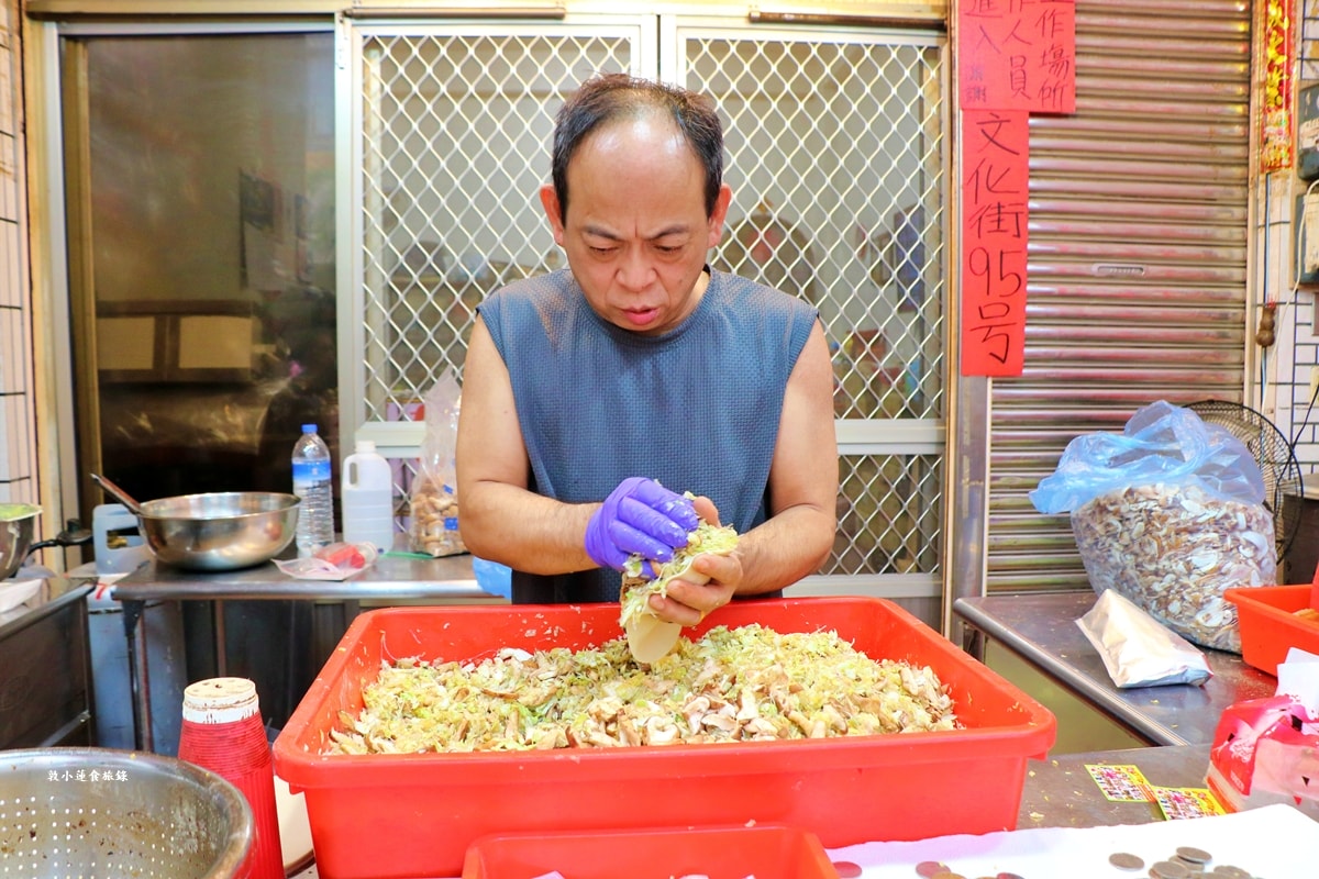 年記做不覆賣香菇高麗菜包‧名字超長又難記，伊達邵老街排隊小吃，現包現炸外酥餡多千萬不要錯過銅板美食