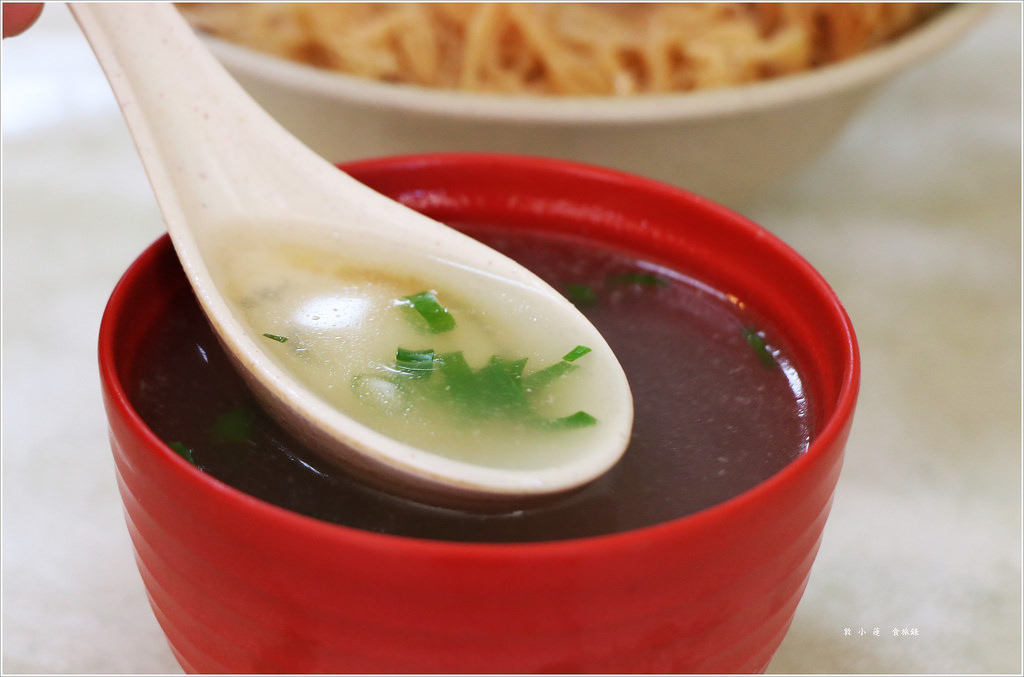 自強古早味陽春麵‧自製豬油 油蔥酥調製的特殊醬料 前金有名的古早味陽春麵店 - 第9張圖 IMG_1051