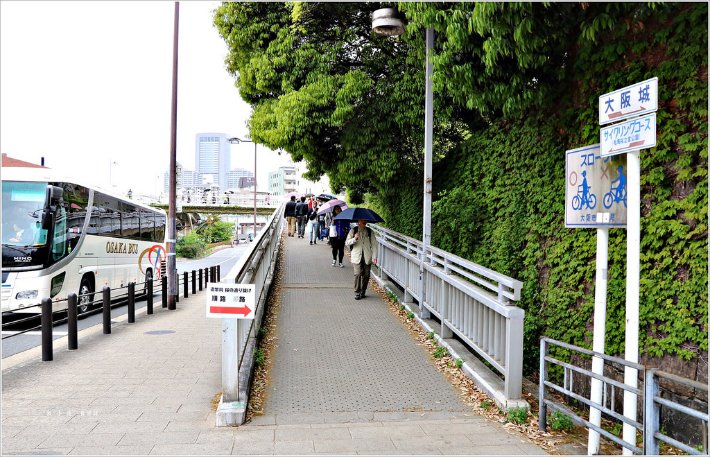 【日本‧大阪】京阪六天五夜‧賞櫻前先逛美食攤 造幣局小吃攤 吃個透抽、大阪燒、章魚燒 - 第9張圖 IMG_7641