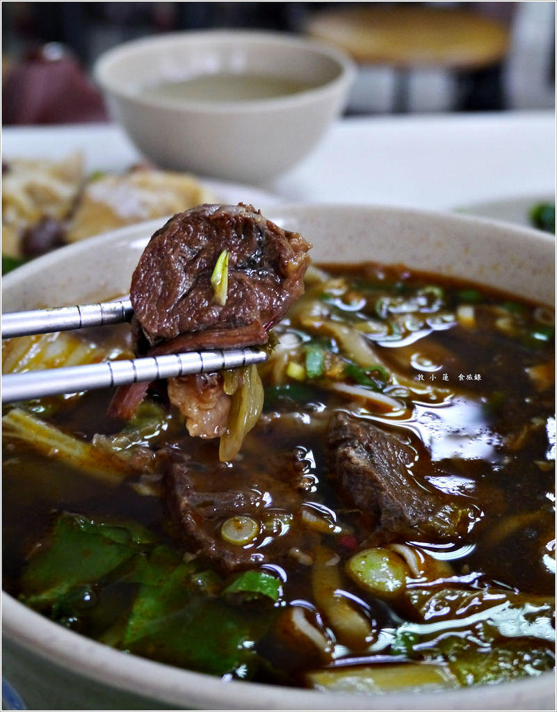 牛朝刀削牛肉麵‧在地平價老店,老饕極力推薦牛肉麵,內用可免費續湯 - 第19張圖 P1000425