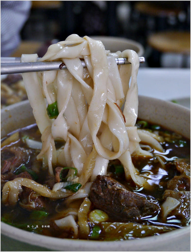 牛朝刀削牛肉麵‧在地平價老店,老饕極力推薦牛肉麵,內用可免費續湯 - 第21張圖 P1000428
