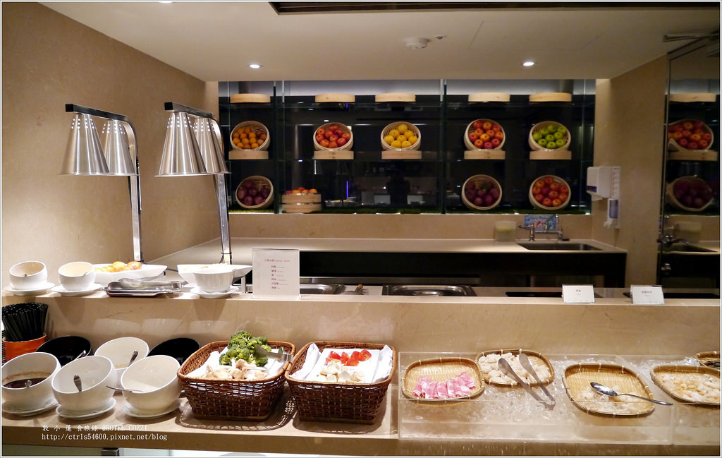 Cozzi THE Roof 餐廳‧高雄最唯美浪漫的樓頂餐廳,坐擁270度全景的挑高空間,就在HOTEL COZZI - 第35張圖 P1250696